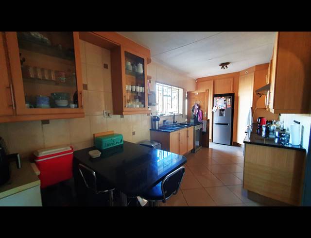 4 BEDROOM FREEHOLD FOR SALE IN BRACKENDOWNS